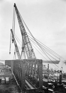 152706 Gezicht op de bouw van de spoorbrug te Mook.